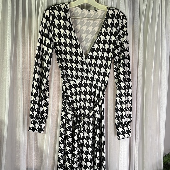 Flowy statement piece dress! - Picture 2 of 6